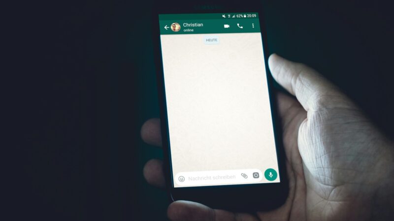 Conversa no WhatsApp como contrato - pessoa segurando o celular