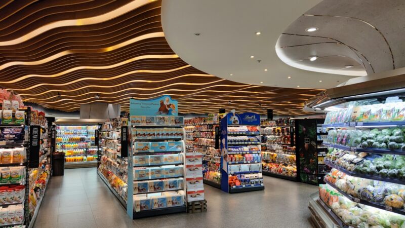 a store with shelves of items Comprei um alimento e estava estragado, posso pedir garantia?