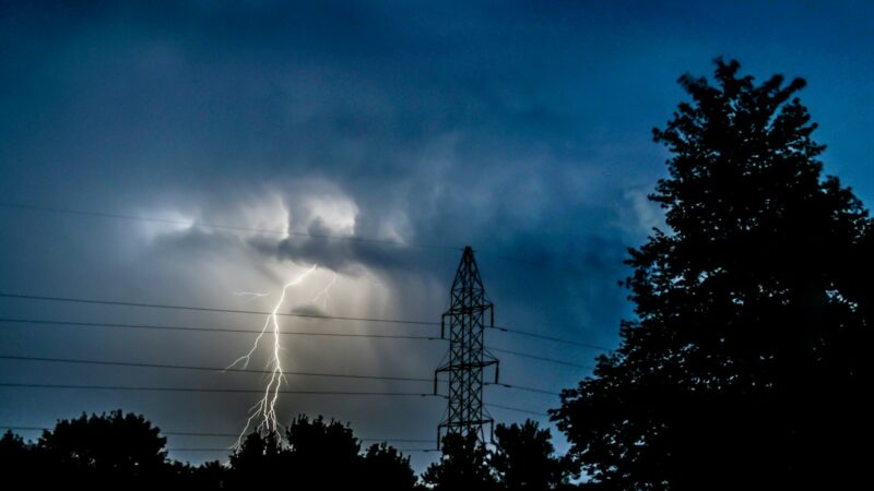 Raio na rede eletrica e responsabilidade da empresa de energia - silhouette photo of trees near electric tower under lightning