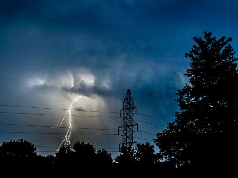Raio na rede eletrica e responsabilidade da empresa de energia - silhouette photo of trees near electric tower under lightning