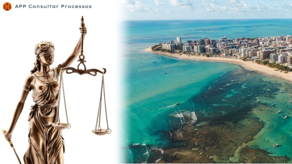 Consultar processo no tribunal de Alagoas. Imagem da cidade de Maceio e o mar verde banhando o litoral. Do outro lado da imagem com fundo branco, tem uma estátua da justiça segurando uma balança.