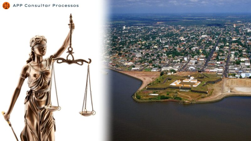 Consultar processo no tribunal do Amapá. Imagem da cidade de Macapá. Do outro lado da imagem com fundo branco, tem uma estátua da justiça segurando uma balança.