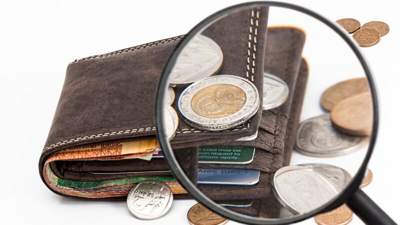penhora do salário para pagar dívidas - wallet, coins, magnifying glass