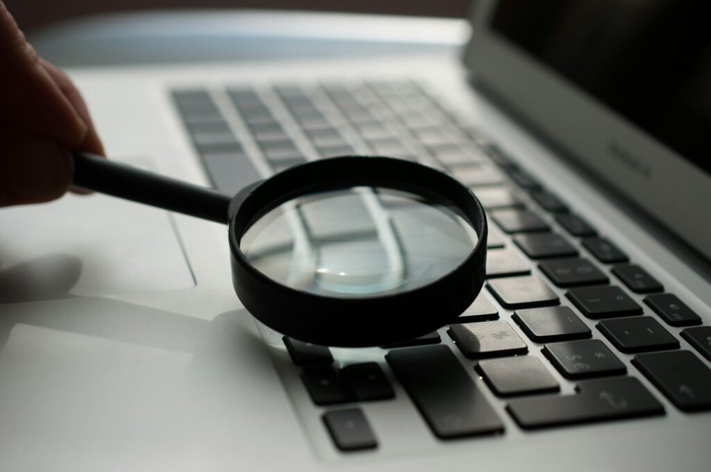pesquisa cpf - magnifying glass near gray laptop computer