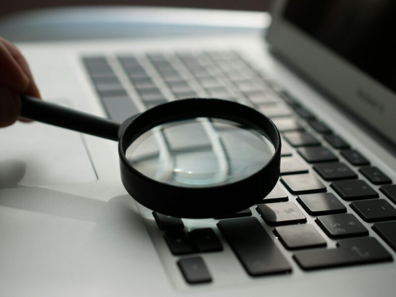 pesquisa cpf - magnifying glass near gray laptop computer
