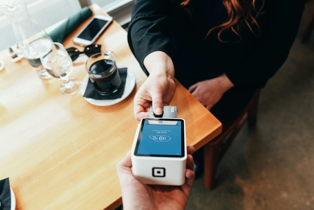 perdi comanda pagar multa - person holding credit card swipe machine