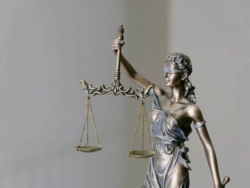 Processo Segredo de justiça -woman in dress holding sword figurine