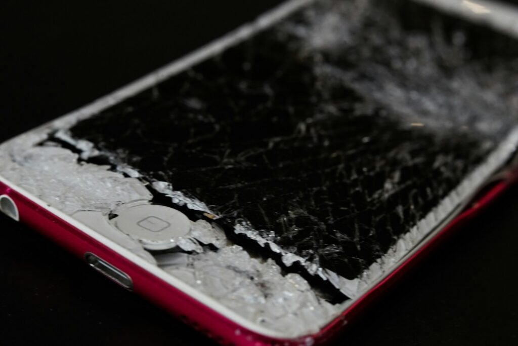 loja ou transportadora? white iphone 5 c on black surface