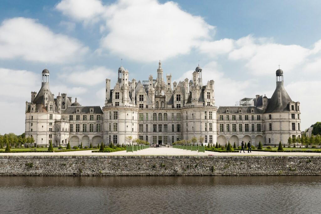 multa aluguel recisão - landscape photo of white and brown castle