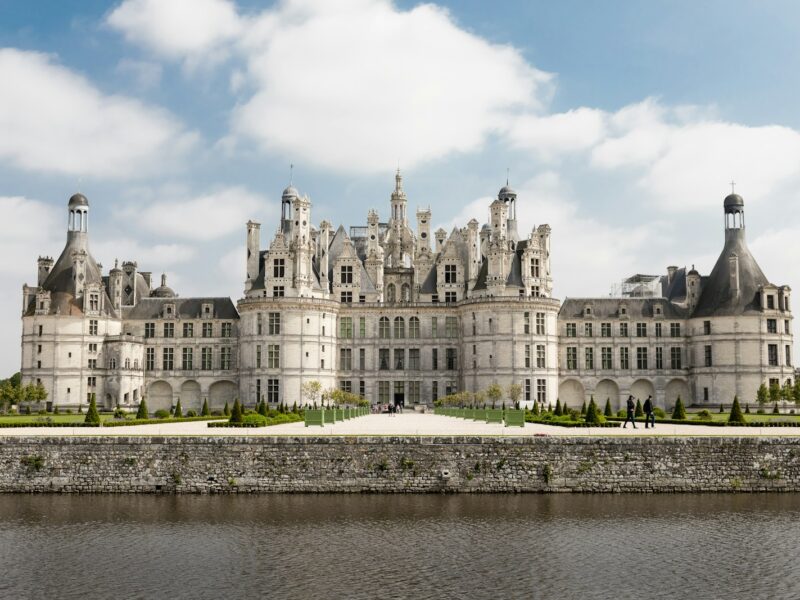 multa aluguel recisão - landscape photo of white and brown castle
